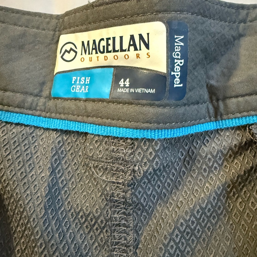 Magellan Outdoors Shorts Men's Fish Gear Water Repellent Gray Size 44 Inseam 10" - Picture 2 of 11